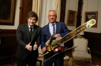 RFK Jr. Poses for Bizarre Images With Argentina’s President as They Plot Different to World Well being Group