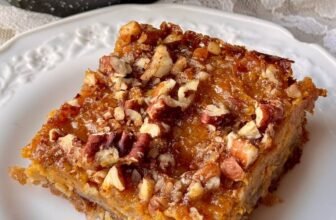 Pumpkin Pie Bars – Straightforward Fall Recipe